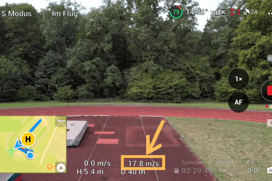 Die DJI Air 2S fliegt mit knapp 18 Meter pro Sekunde über einem Football Feld ins Tor.